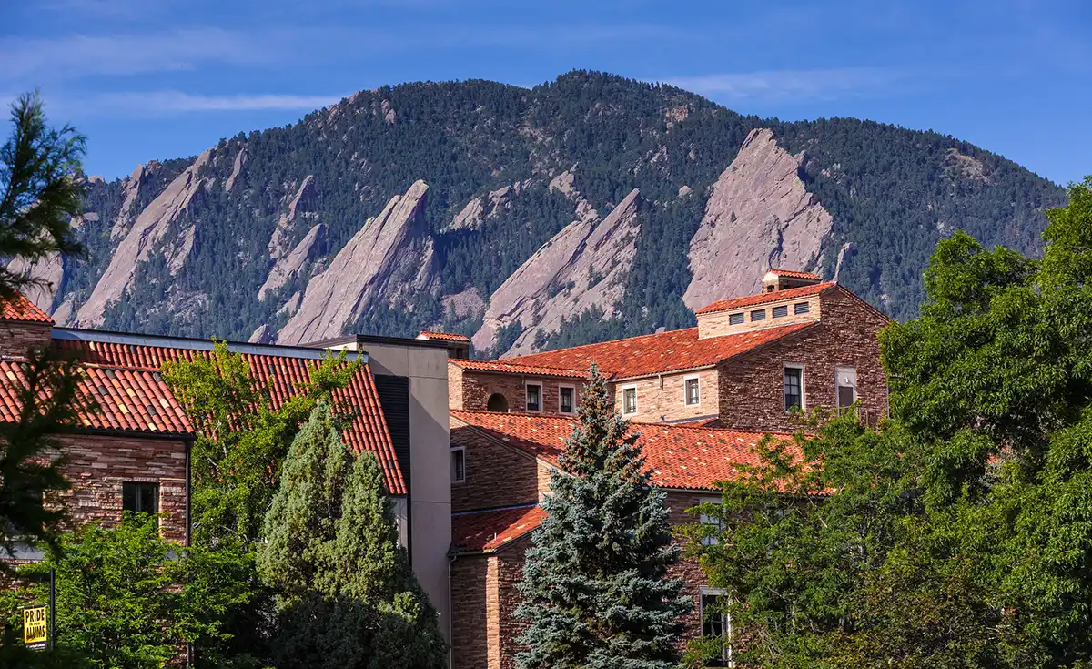 UC Boulder campus buildings with mountains behind. Image credit: www.learningDSLRVideo.com